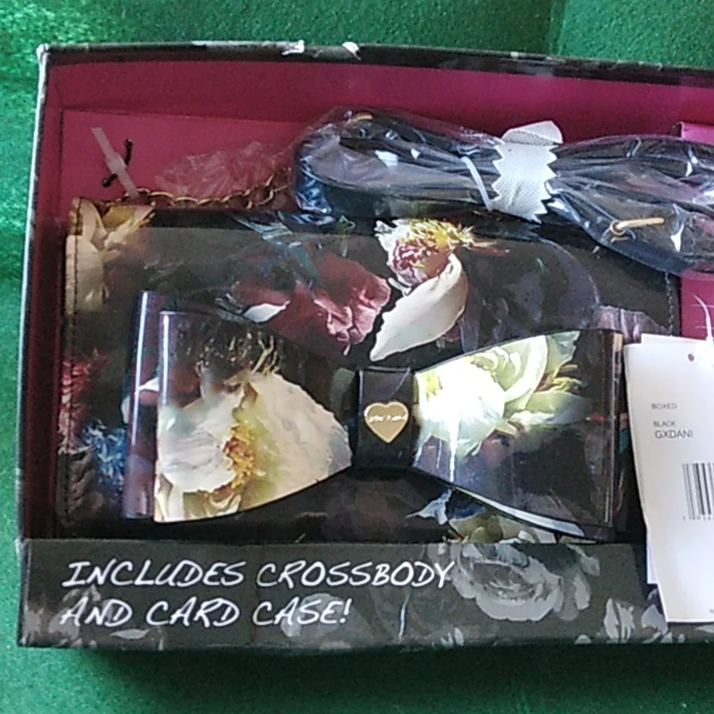 NWTS Betsey Johnson Gxdani crossbody purse & card case black flowers glossy. T1 - Picture 2 of 16